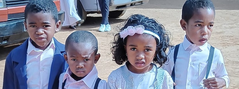 Enfants malgaches à un mariage.jpg