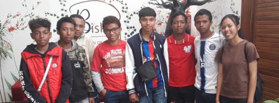 Jeunes apprentis malgaches.jpg